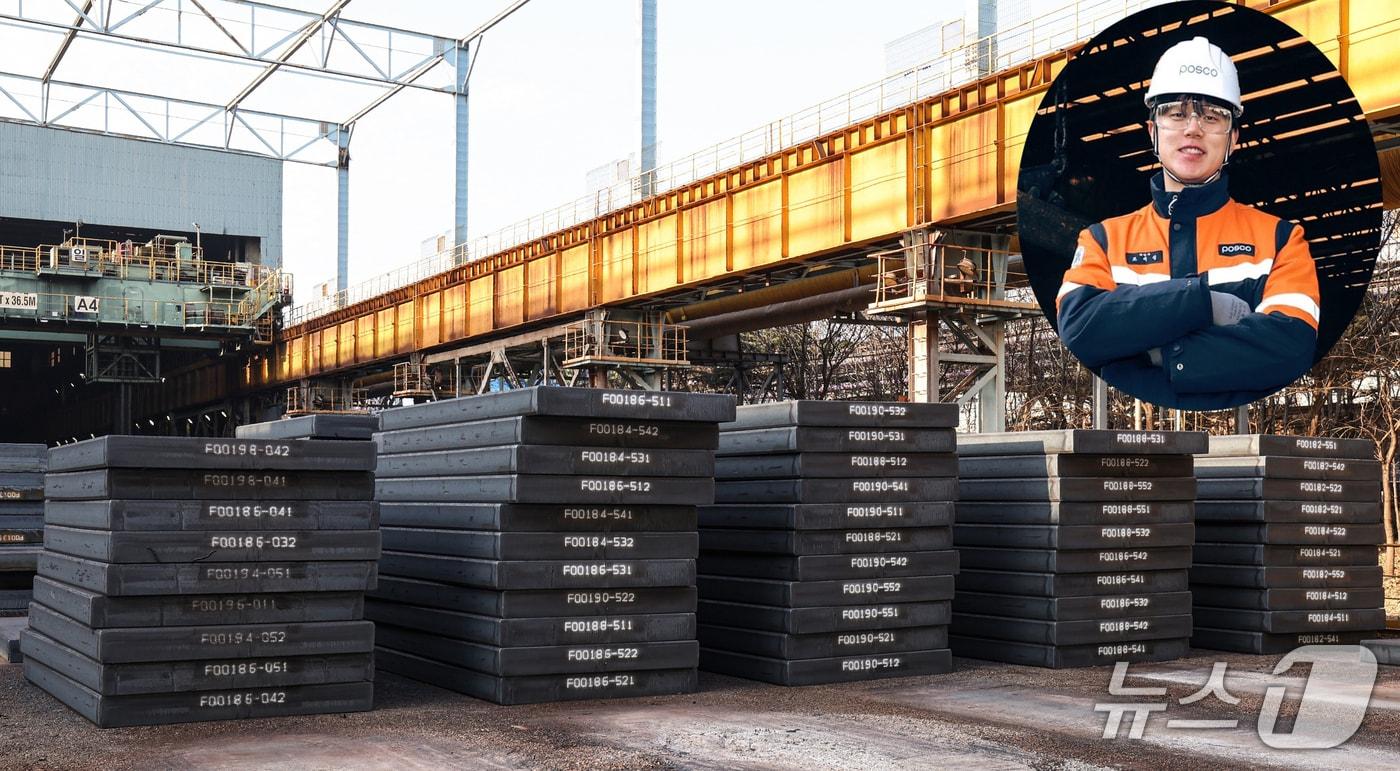 본문 이미지 -  20일 포스코 포항제철소가 슬라브 야드의 안전사고 예방 및 작업환경 개선을 위해 스마트 CCTV 기반 마킹 자동 인식 및 크레인 작업관리 자동화를 도입해 운영 중이다. 사진은 슬라브 야적장과 자동화 시스템을 개발한 제강부 조재송 대리. (포스코 포항제철소제공, 재판매 및 DB금지) 2026.1.20/뉴스1