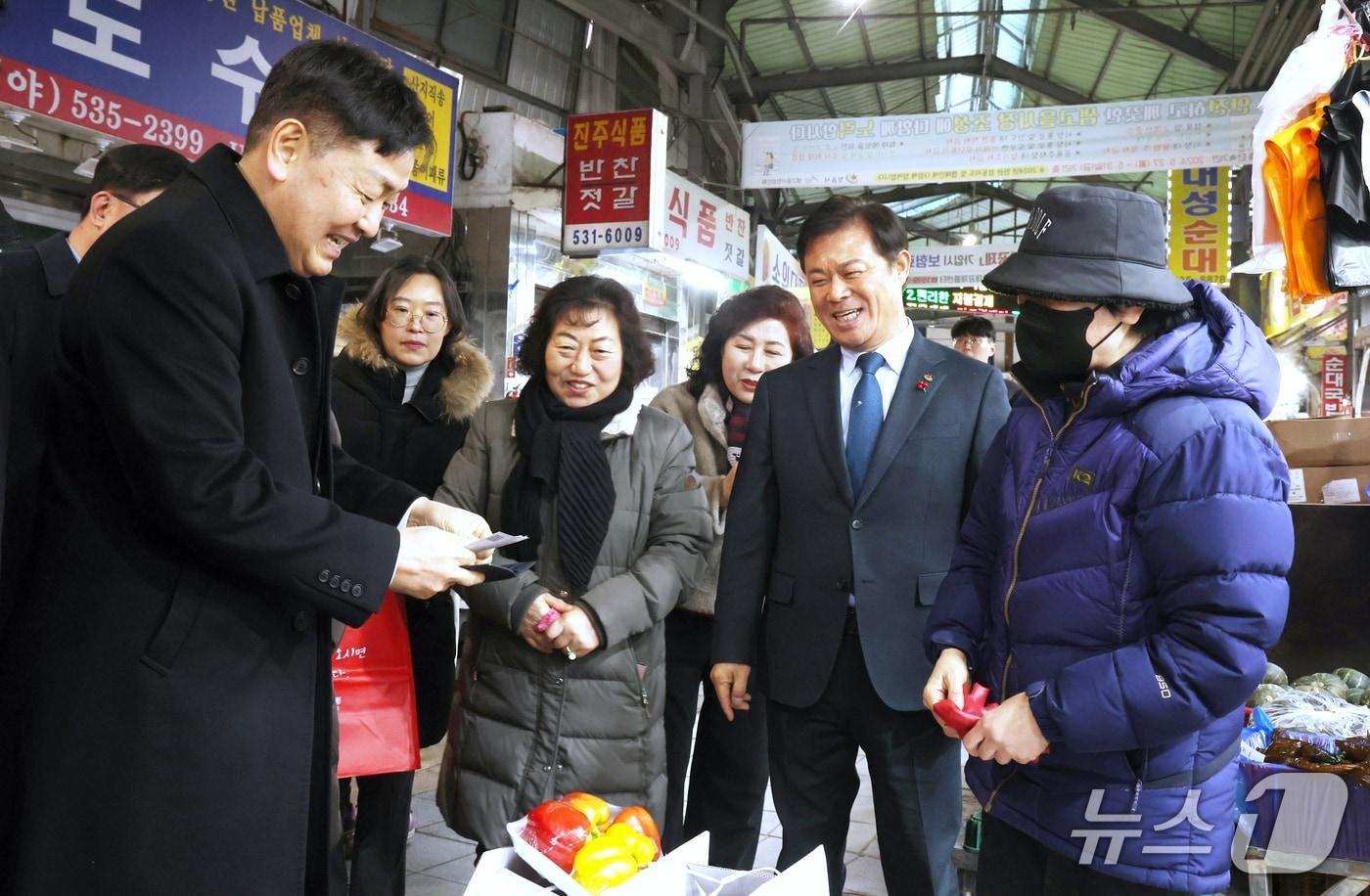 본문 이미지 - 20일 전북 정읍의 전통시장을 방문한 김관영 전북지사가 물건을 구매하고 있다.(정읍시 제공. 재판매 및 DB금지)/뉴스1 