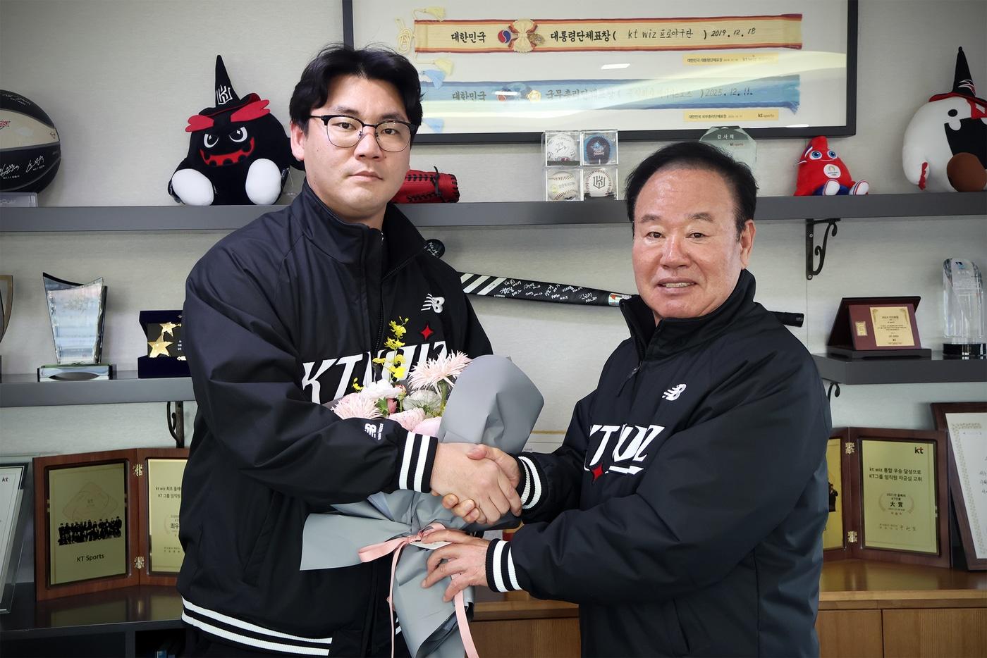 본문 이미지 - 장성우(왼쪽)가 20일 KT 위즈와 FA 계약을 체결한 뒤 이호식 KT 스포츠 대표이사와 기념 촬영하고 있다. (KT 제공)