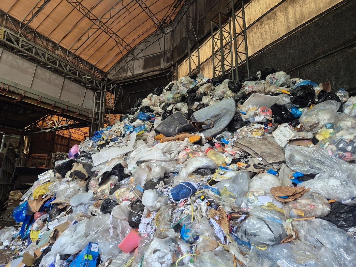 본문 이미지 - 충남 천안서 적발된 재활용업체 내부에 쌓인 폐기물.(충남도 제공. 재판매 및 DB금지)/뉴스1