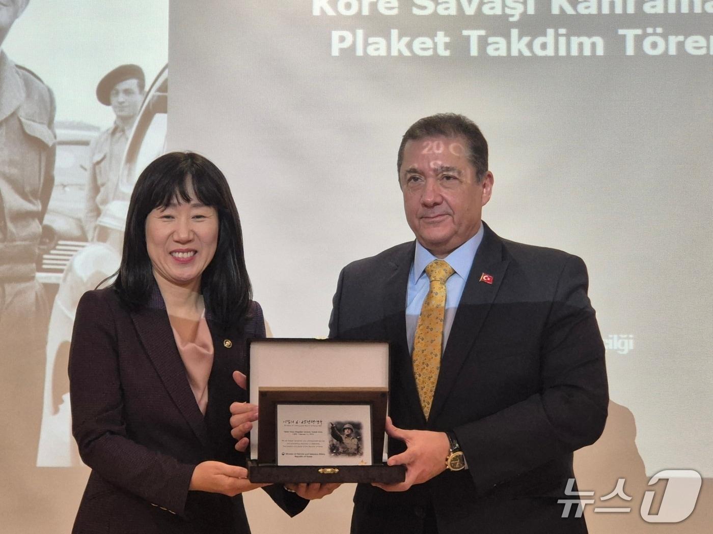 본문 이미지 - 강윤진 국가보훈부 차관이 20일 주한 튀르키예 대사관에서 무랏 타메르 주한 튀르키예 대사에게 타흐신 야즈즈 준장의 헌신을 기리는 기념패를 전달하고 있다. 2026.1.20