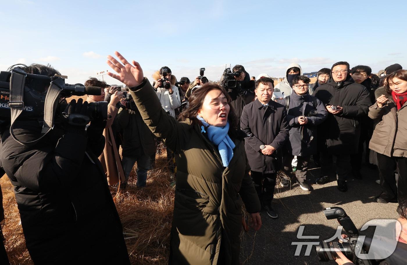 본문 이미지 - 지난 1월20일 무안국제공항에서 열린 12·29 여객기 참사 진상규명을 위한 국정조사 특별위원회 현장조사에서 김유진 유가협 대표가 로컬라이저 앞 치워진 잔해물과 관련해 항의하고 있다. 2026.1.20 ⓒ 뉴스1 박지현 기자