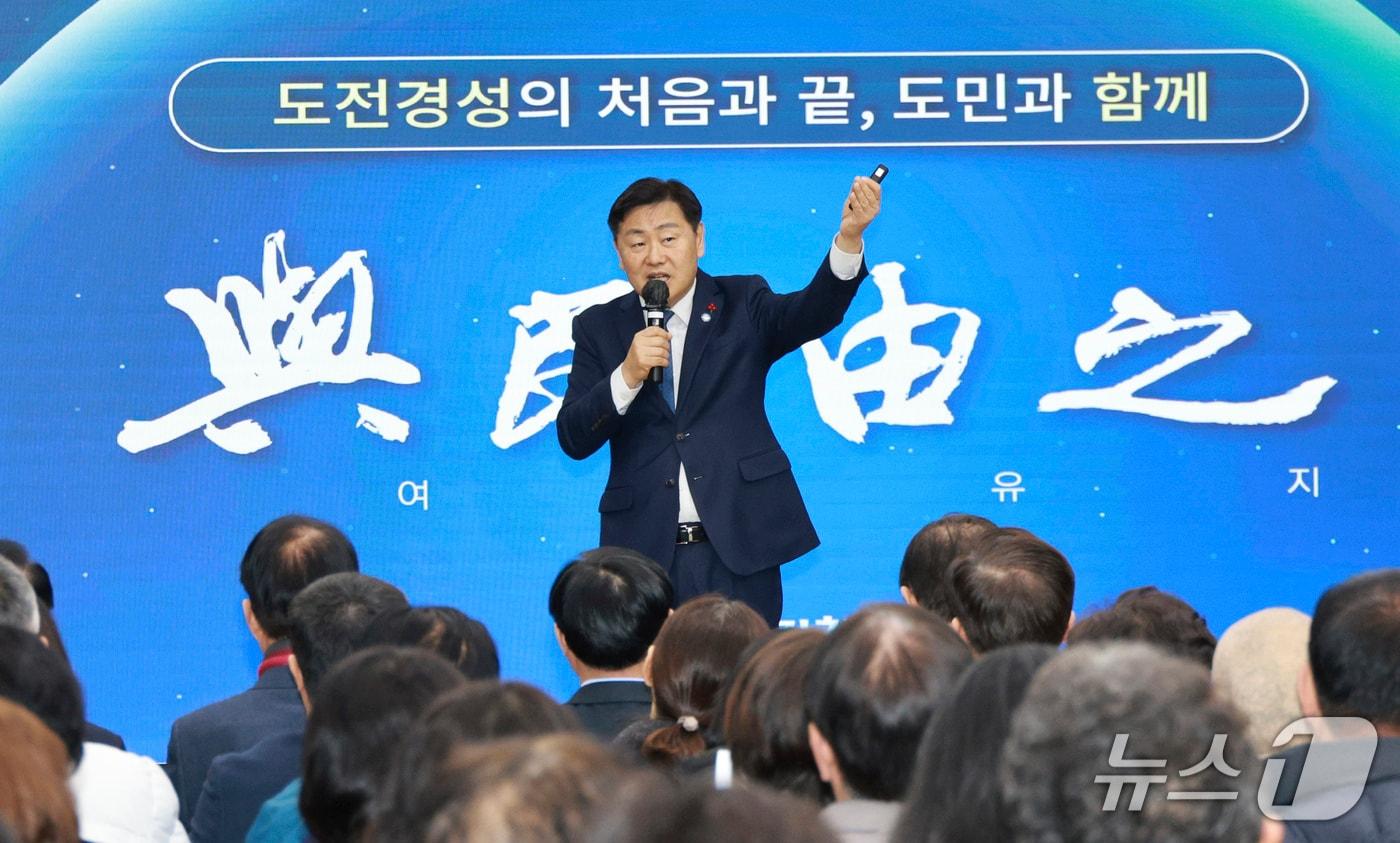 본문 이미지 - 20일 전북 정읍시청에서 '도민과 함께하는 2026년 시군 방문' 행사가 개최된 가운데 김관영 도지사가 특강을 하고 있다.(전북도 제공. 재판매 및 DB금지)/뉴스1