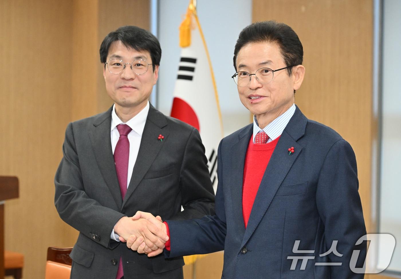 본문 이미지 - 이철우 경북지사(오른쪽)와 김정기 대구시장 권한대행이 최근 경북도청에서 열린 대구경북 행정통합 추진협의회의에 참석해 악수하는 모습. (경북도 제공. 재판매 및 DB 금지) 2026.1.20/뉴스1 ⓒ News1 공정식 기자