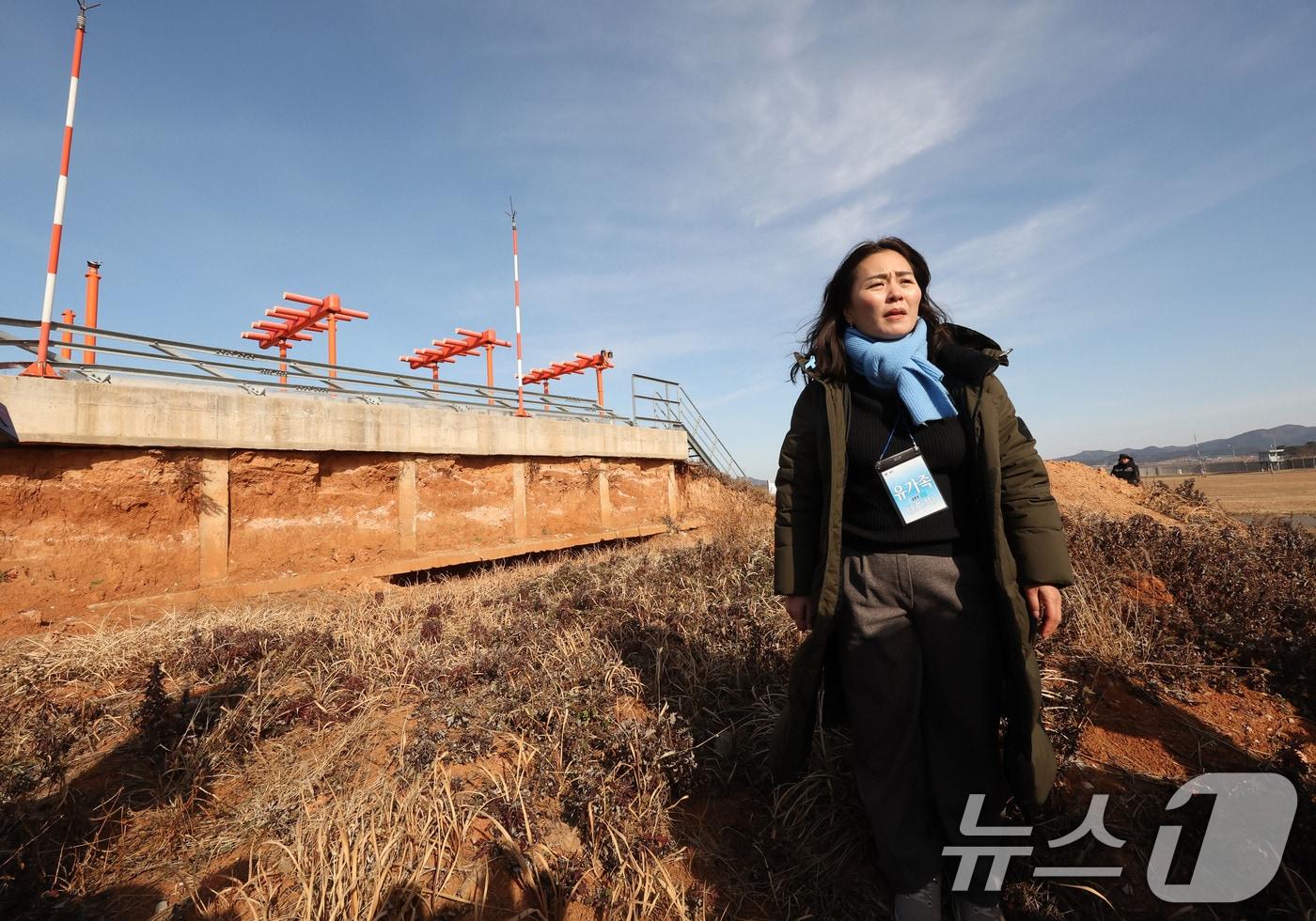 본문 이미지 - 20일 무안국제공항에서 열린 12·29 여객기 참사 진상규명을 위한 국정조사 특별위원회 현장조사에서 김유진 유가협 대표가 로컬라이저 앞 치워진 잔해물과 관련해 항의하고 있다. 2026.1.20/뉴스1 ⓒ News1 박지현 기자