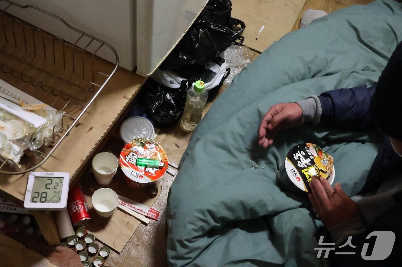 본문 이미지 - 20일 찾은 서울 종로구 돈암동 쪽방촌에 위치한 박동명 씨(58)의 방. 온도계 숫자가 영상 2.2도를 표시하고 있다. 이날 오전 8시 기준 서울 기온은 영하 12도였다.2026.01.20/뉴스1 ⓒ News1 권준언 기자