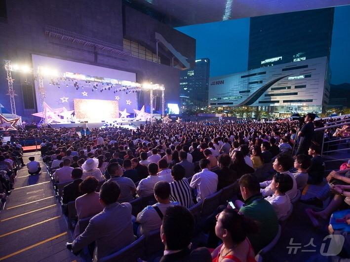 본문 이미지 - 2014년 중국 암웨이 한국 기업회의 현장 사진(한국관광공사 제공)