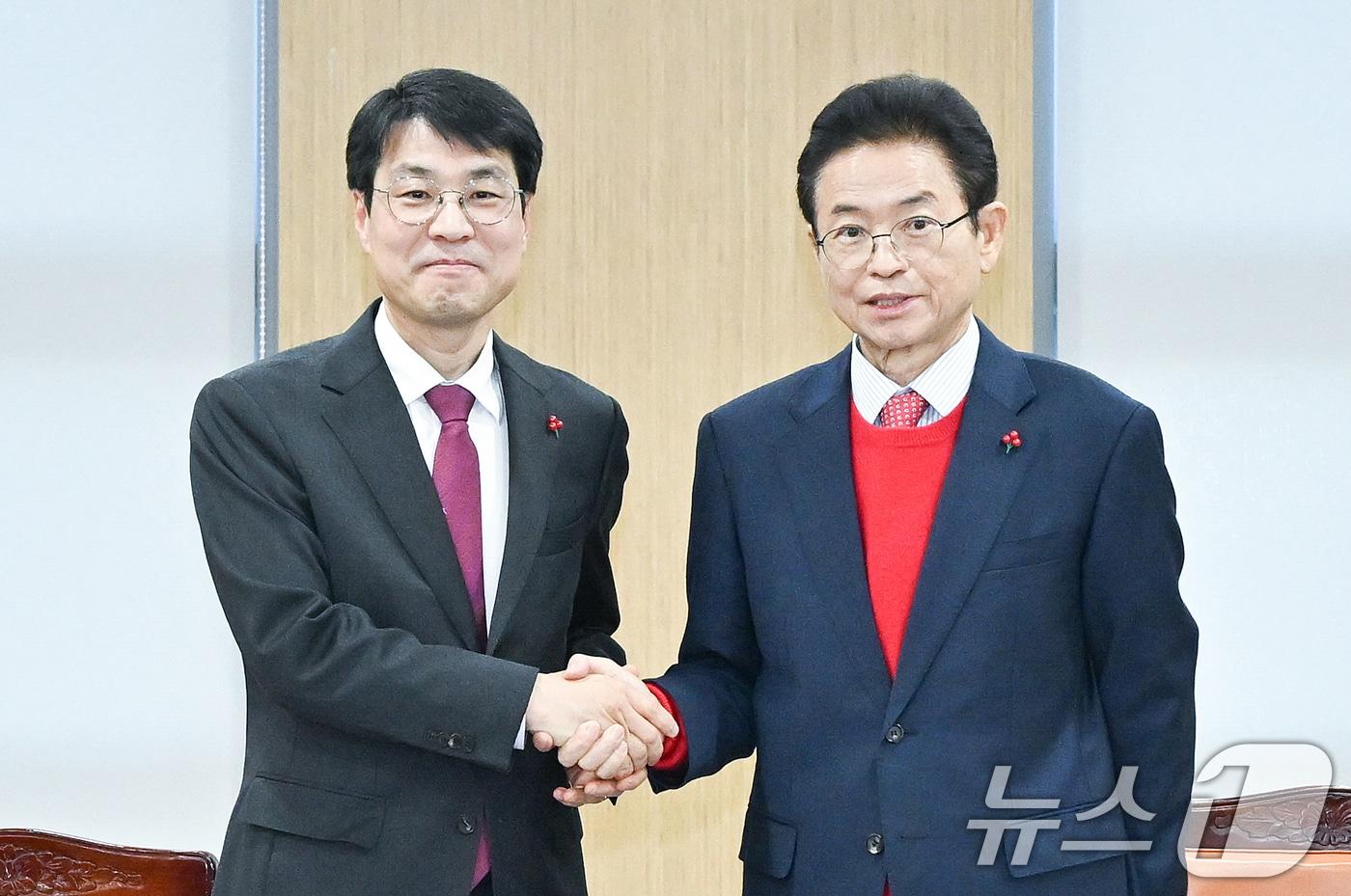 본문 이미지 - 이철우 경북지사(오른쪽)와 김정기 대구시장 권한대행(행정부시장)이 지난 20일 오후 TK행정통합 방안을 논의하기 경북 안동시 경북도청에서 만나 악수하고 있다. (대구시 제공. 재판매 및 DB 금지) 2026.1.20/뉴스1 ⓒ News1 공정식 기자