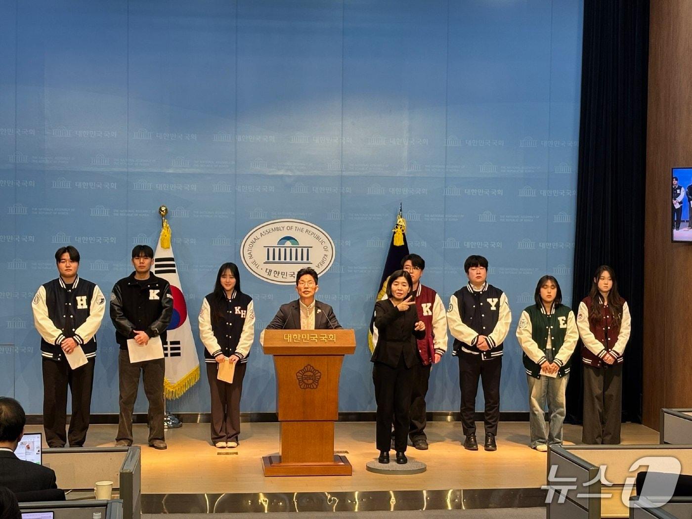 본문 이미지 - 한국대학총학생회공동포럼이 20일 국회 소통관에서 등록금 인상 중단을 요구하는 기자회견을 하고 있다. (공동포럼 제공)