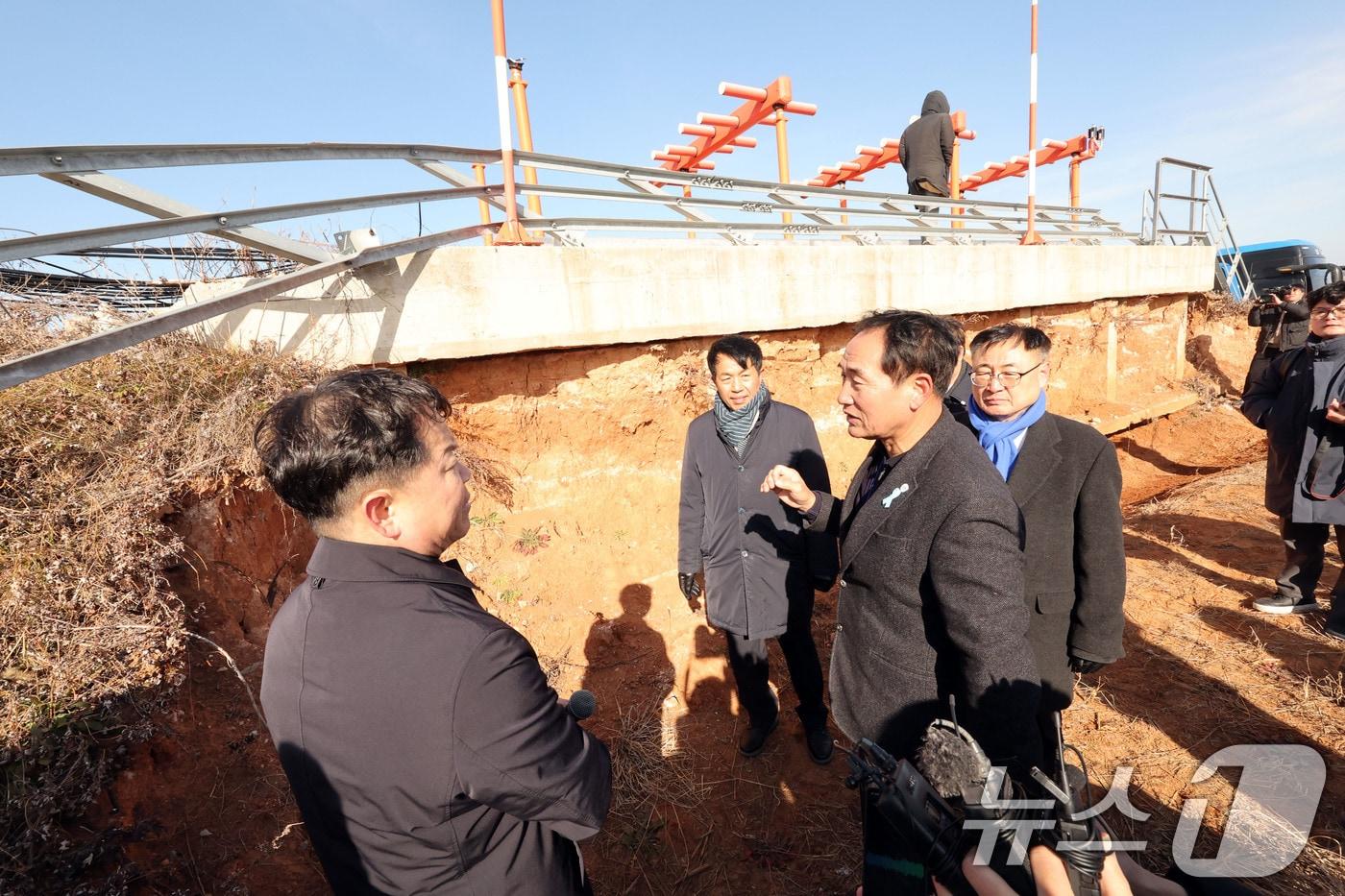 본문 이미지 - 20일 무안국제공항에서 열린 12·29 여객기 참사 진상규명을 위한 국정조사 특별위원회 현장조사에서 위원들이 로컬라이저 관련 질의하는 유가족에 발언을 경청하고 있다. 2026.1.20/뉴스1 ⓒ News1 박지현 기자