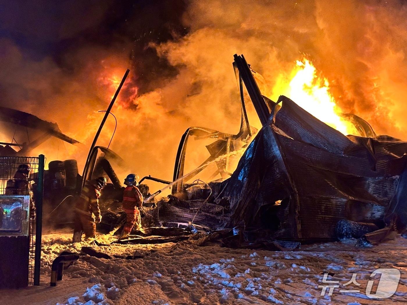 본문 이미지 - 화재 진압 현장.(충북소방본부 제공. 재판매 및 DB금지)/뉴스1