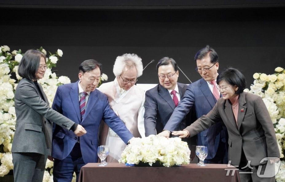 본문 이미지 - 사회복지 신년교례회 케이크 커팅  (대전시사회서비스원  제공. 재판매 및 DB금지)/뉴스1