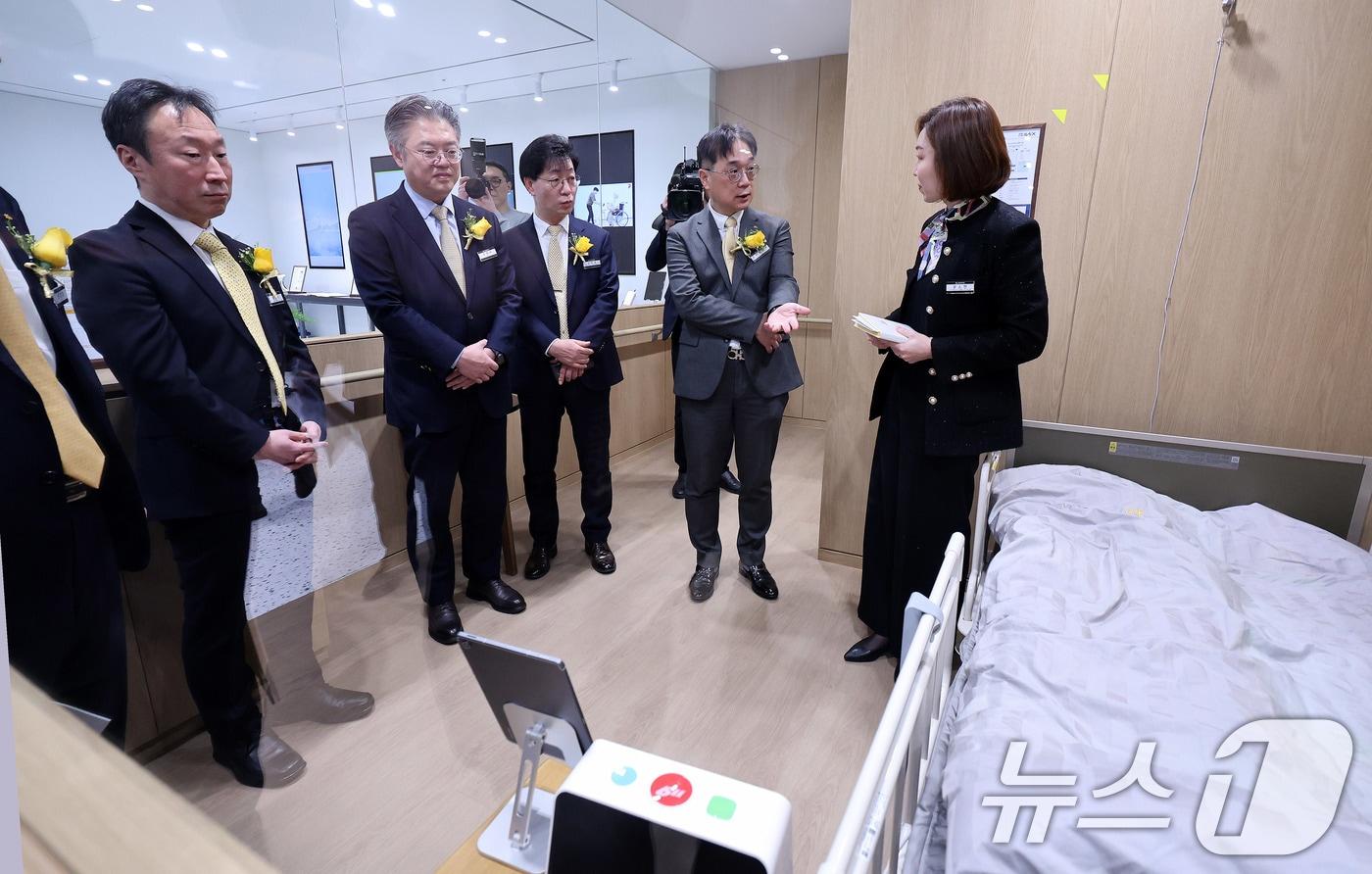 본문 이미지 - 20일 서울 강남구 역삼동 KB라이프타워에서 열린 보험·요양·은행 서비스를 결합한 '보험-은행 복합점포'인 KB골든라이프 플래그십 센터 개소식에 앞서 참석자들이 에이지테크랩을 둘러보고 있다. KB골든라이프 플래그십 센터는 보험 뿐 아니라 자산관리, 요양, 돌봄을 아우르는 원스톱 종합 라이프 컨설팅 서비스를 제공한다. 2026.1.20/뉴스1 ⓒ News1 박지혜 기자