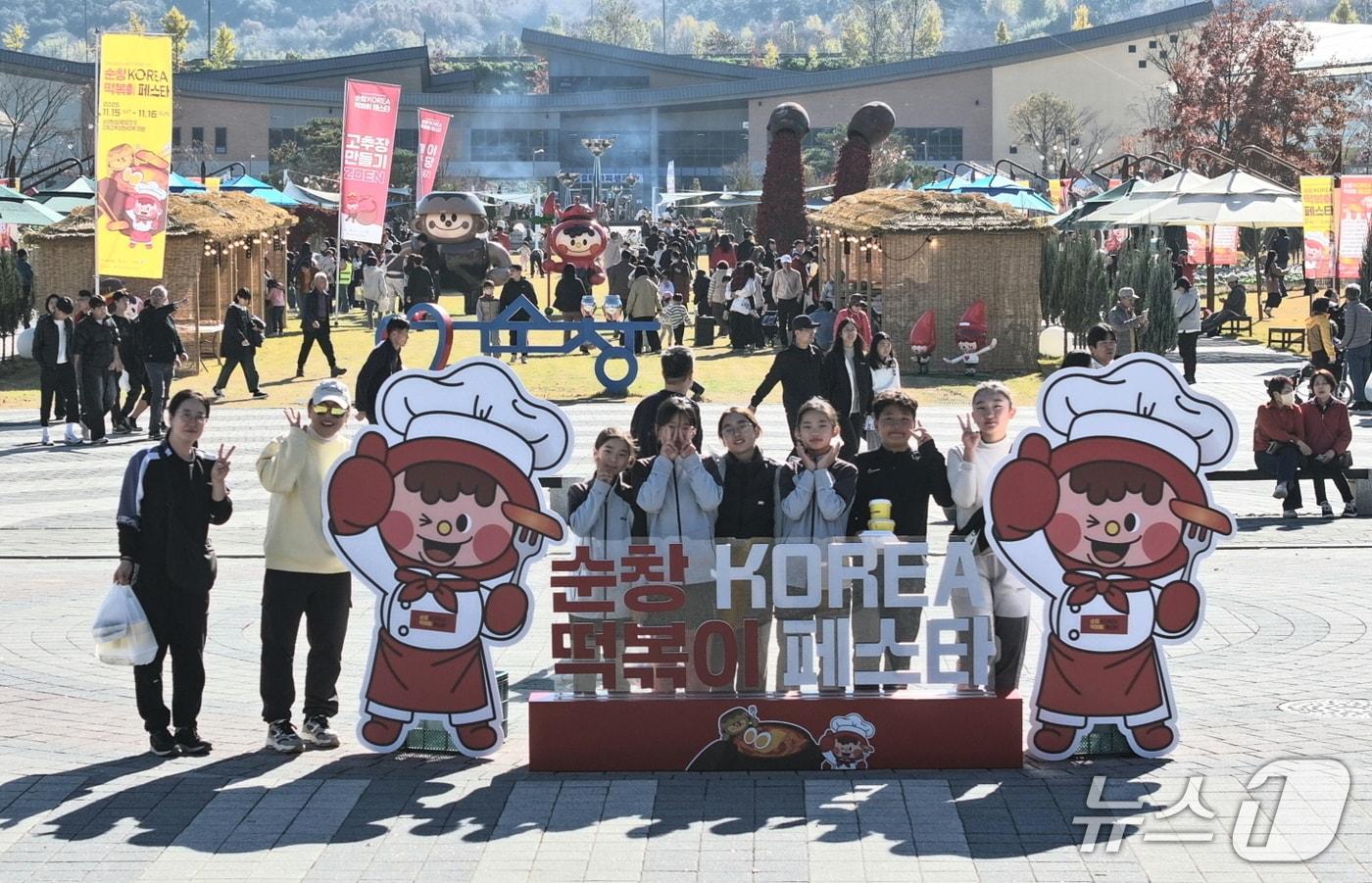 본문 이미지 - 전북 순창군의 '코리아 떡볶에 페스타'가 전북도의 지역특화형 축제 공모에서 우수 축제로 선정됐다.(순창군 제공. 재판매 및 DB금지)/뉴스1 