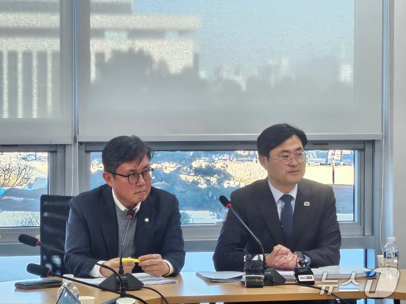 본문 이미지 - 더불어민주당 디지털자산 TF 소속 안도걸 의원(왼쪽)과 TF장을 맡고 있는 이정문 의원(오른쪽)이 20일 TF 회의 이후 백브리핑을 진행하고 있다.