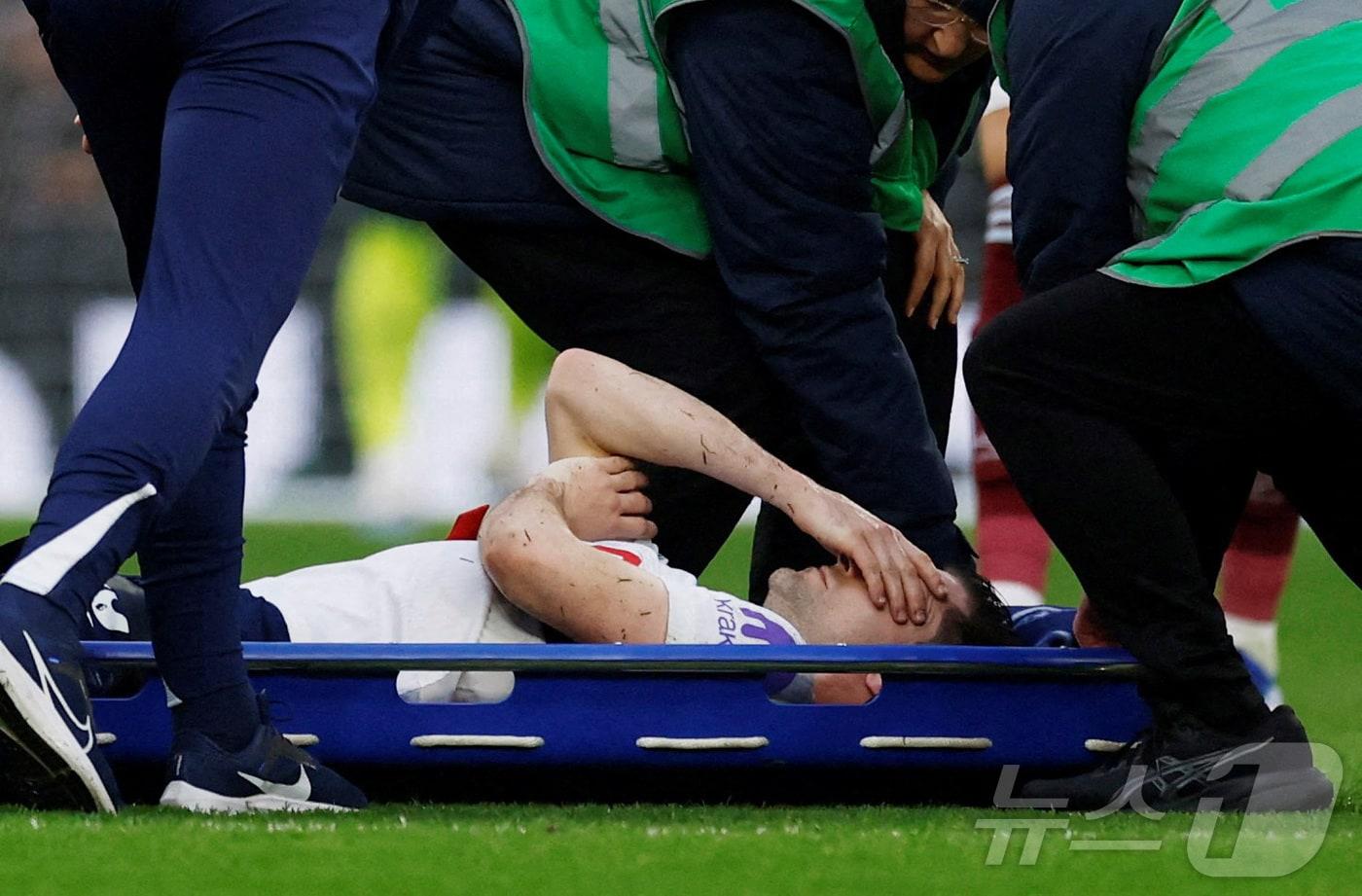 본문 이미지 - 부상 후 괴로워하는 벤 데이비스ⓒ 로이터=뉴스1