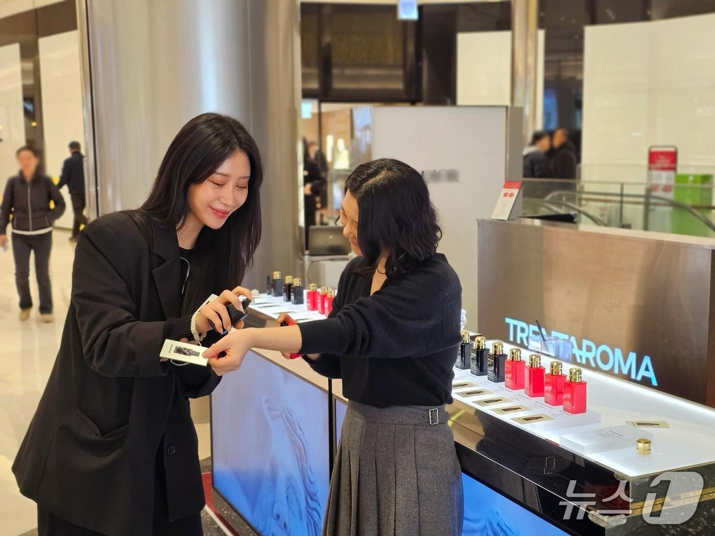 본문 이미지 - 신세계백화점 센텀시티를 방문한 고갹이 트렌타로마의 향수를 시향해 보고 있다.(신세계 센텀시티 제공. 재판매 및 DB 금지)