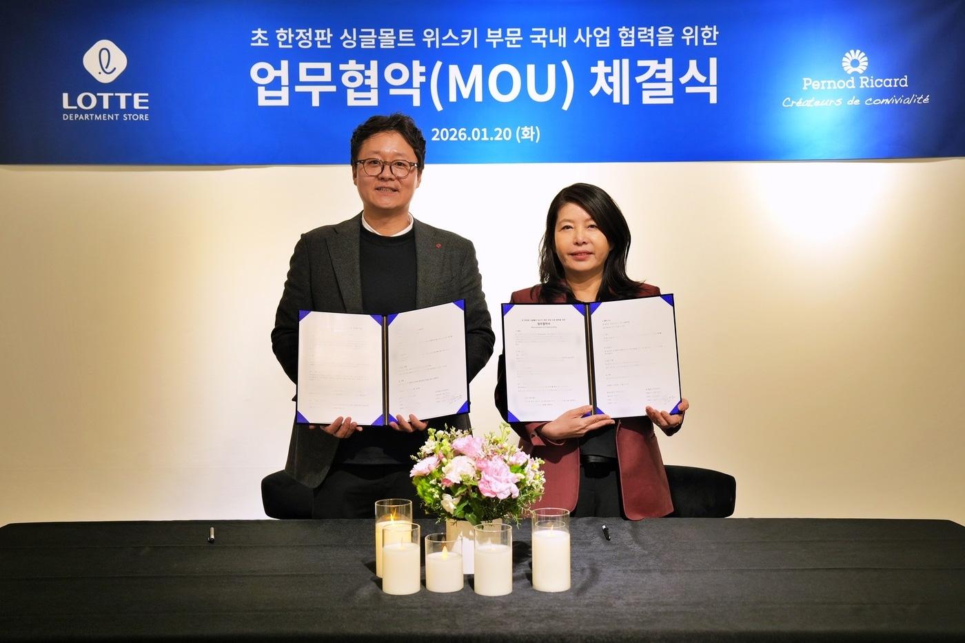 본문 이미지 - 임형빈 롯데백화점 F&B 부문장(왼쪽)과 김경연 페르노리카 코리아 마케팅 전무.(롯데백화점제공)