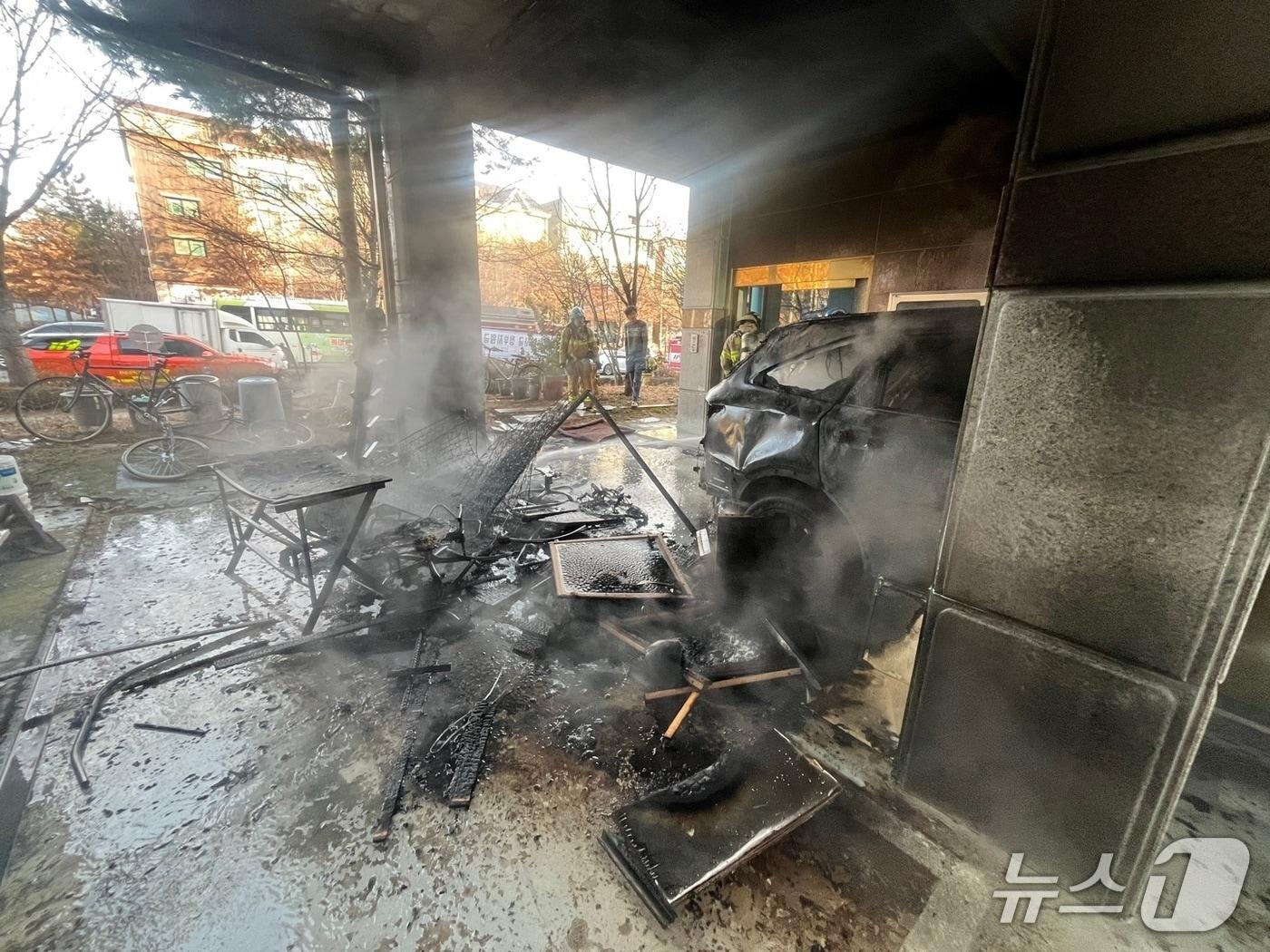 본문 이미지 - 20일 오전 8시 44분께 전북 전주시 완산구 효자동의 한 원룸 1층 주차장에서 불이 났다.(전북소방본부 제공. 재판매 및 DB금지)
