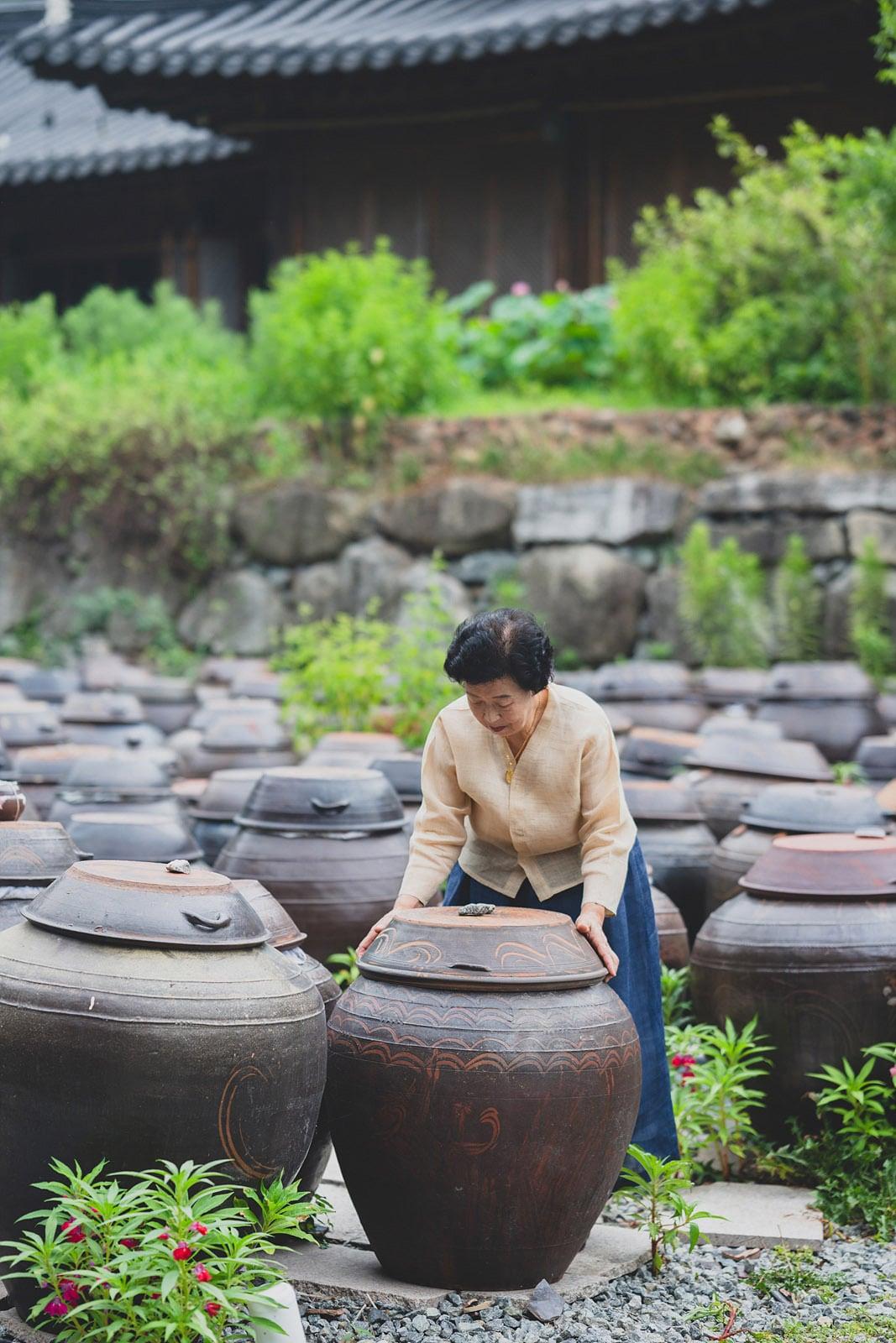 본문 이미지 - 신세계백화점은 자체 여행 콘텐츠 프로그램 '로컬이 신세계'를 통해 대한민국 전통장 분야의 대표 장인인 기순도 명인과 함께하는 체험형 프로그램 '나만의 장 만들기'를 선보인다.(신세계백화점제공)