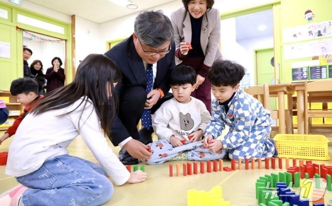 본문 이미지 - 유정기 전북교육감 권한대행이 20일 전주성현유치원을 방문, 방학 중 돌봄 공백 해소를 위해 운영 중인 방과 후 과정의 현장 점검을 실시했다.(전북교육청 제공, 재판매 및 DB 금지)/뉴스1