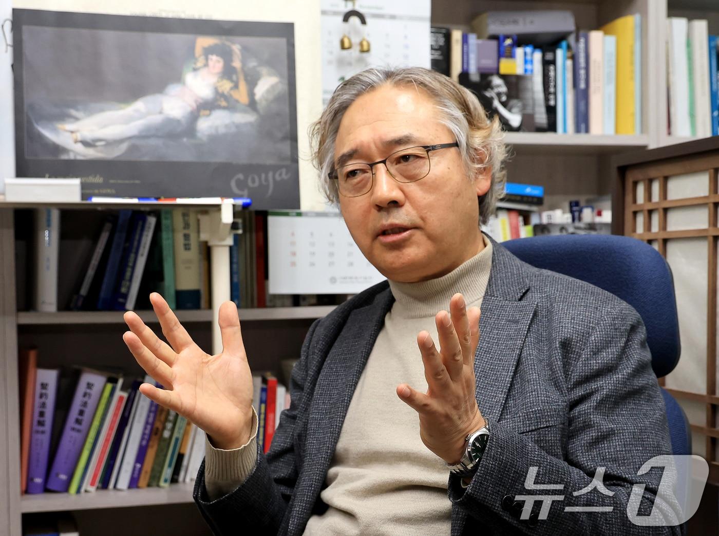 본문 이미지 - 박찬운 군 사망사고분과위원장이 20일 서울 성동구 한양대학교에서 뉴스1과 인터뷰를 하고 있다. 2026.1.20/뉴스1 ⓒ News1 이호윤 기자