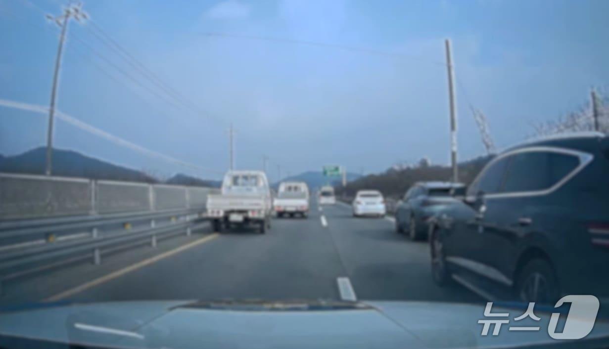 본문 이미지 - 시민들이 7일 오후 전남 순천 고속도로 진입 방향 국도에서 긴급 출동한 순찰차에게 길을 터주고 있다.(전남경찰청 제공. 재판매 및 DB 금지) 2026.1.20