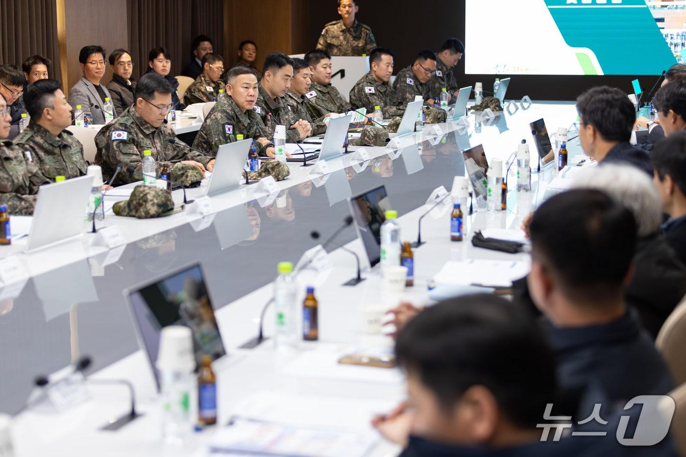 본문 이미지 - 20일 광주 기아 오토랜드 공장에서 열린 국가중요시설 방호위원회에서 참석자들이 방호대책을 논의하고 있다.(31사단 제공. 재판매 및 DB 금지) 2026.1.20
