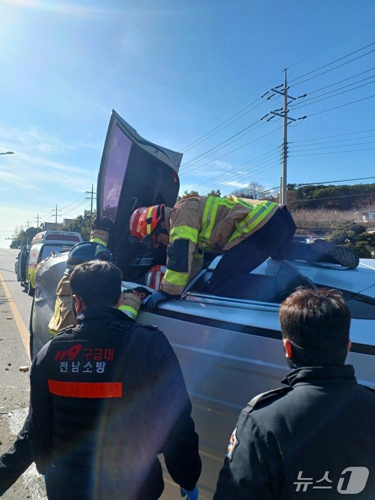 본문 이미지 - 20일 오전 11시 29분쯤 전남 여수시 선원동 한 도로에서 차량이 전도됐으나 복귀하던 소방이 발견해 구조 작업을 펼치고 있다. (전남소방본부 제공. 재판매 및 DB금지)