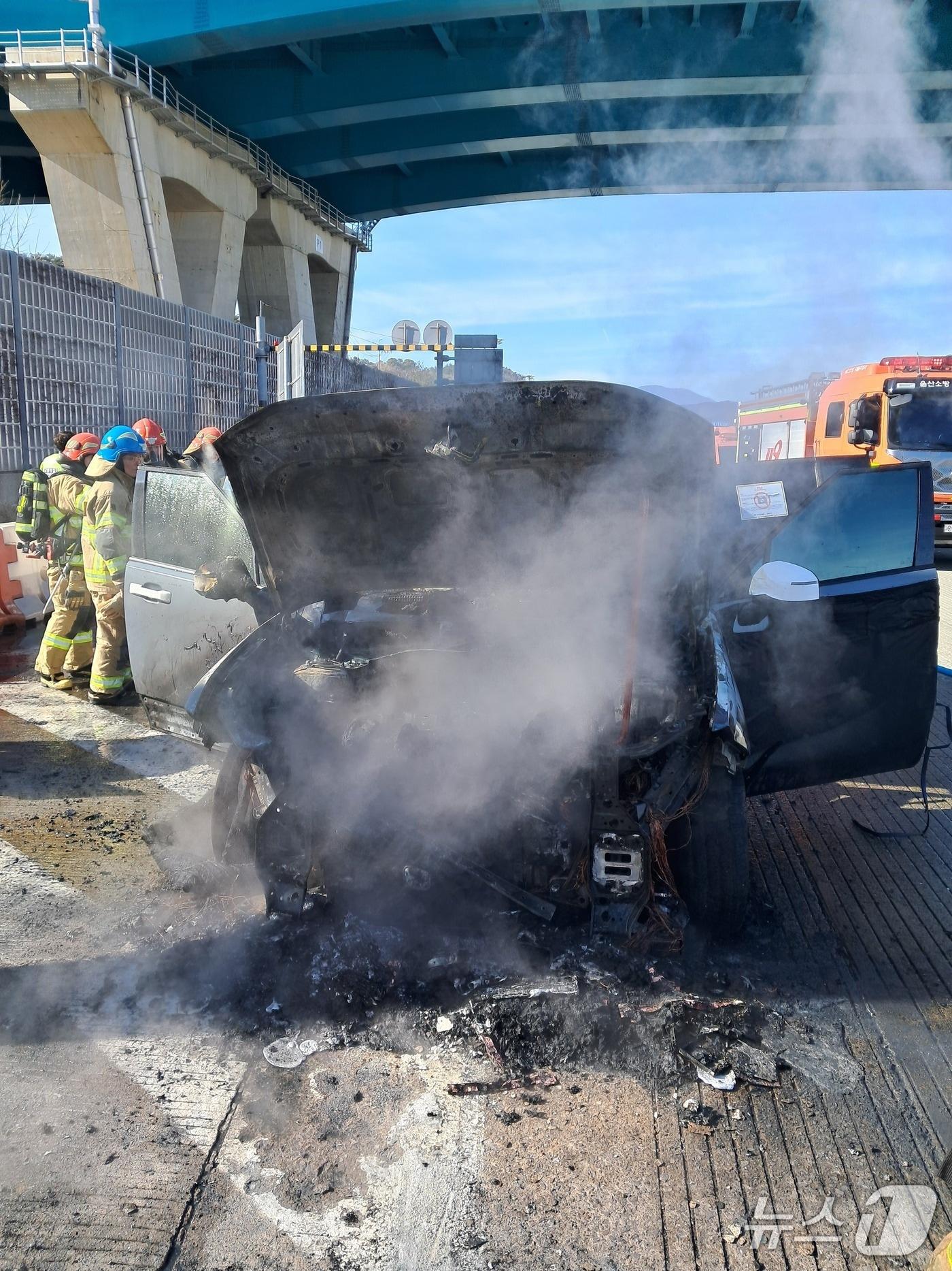 본문 이미지 - 소방 당국이 20일 오후 1시 18분께 울산 울주군 범서읍 울산고속도로에서 싼타페 차량에 난 불을 진압하고 있다.(울산소방본부 제공. 재판매 및 DB금지)/뉴스1
