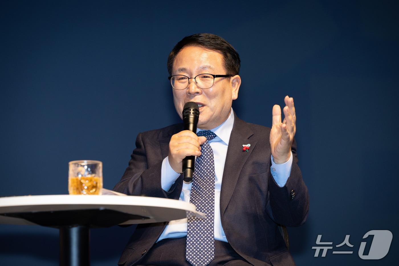 본문 이미지 - 20일 정헌율 전북 익산시장이 솜리문화예술회관에서 '2026 주민과의 대화' 첫 일정을 진행하고 있다.(익산시 제공. 재판매 및 DB금지)