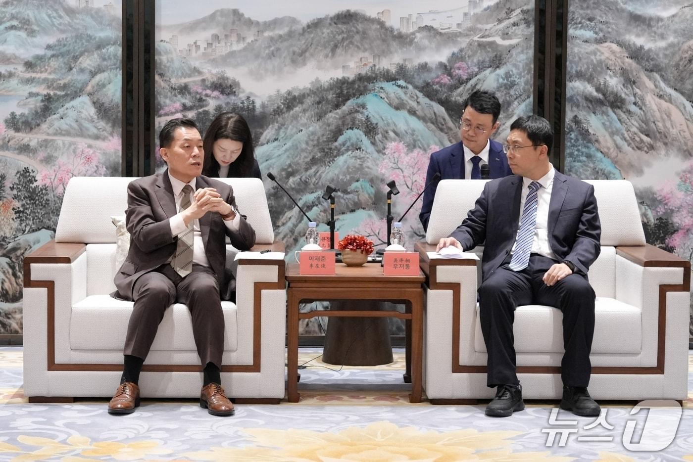 본문 이미지 - 이재준 경기 수원시장(왼쪽)이 지난 19일 국제우호도시인 중국 주하이시를 방문해 우저통 시장과 이야기를 나누고 있다. (수원시 제공. 재판매 및 DB 금지) 2026.1.20/뉴스1