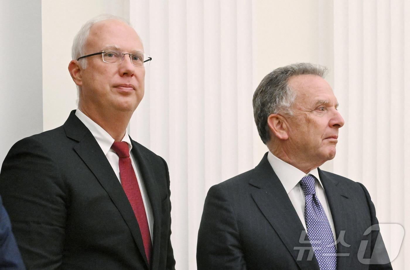 본문 이미지 - 키릴 드미트리예프 러시아 경제특사 겸 러시아 직접투자펀드(RDIF) 회장(왼쪽)과 스티브 위트코프 미국 대통령 중동특사. 2025.12.02 ⓒ 로이터=뉴스1 ⓒ News1 김지완 기자