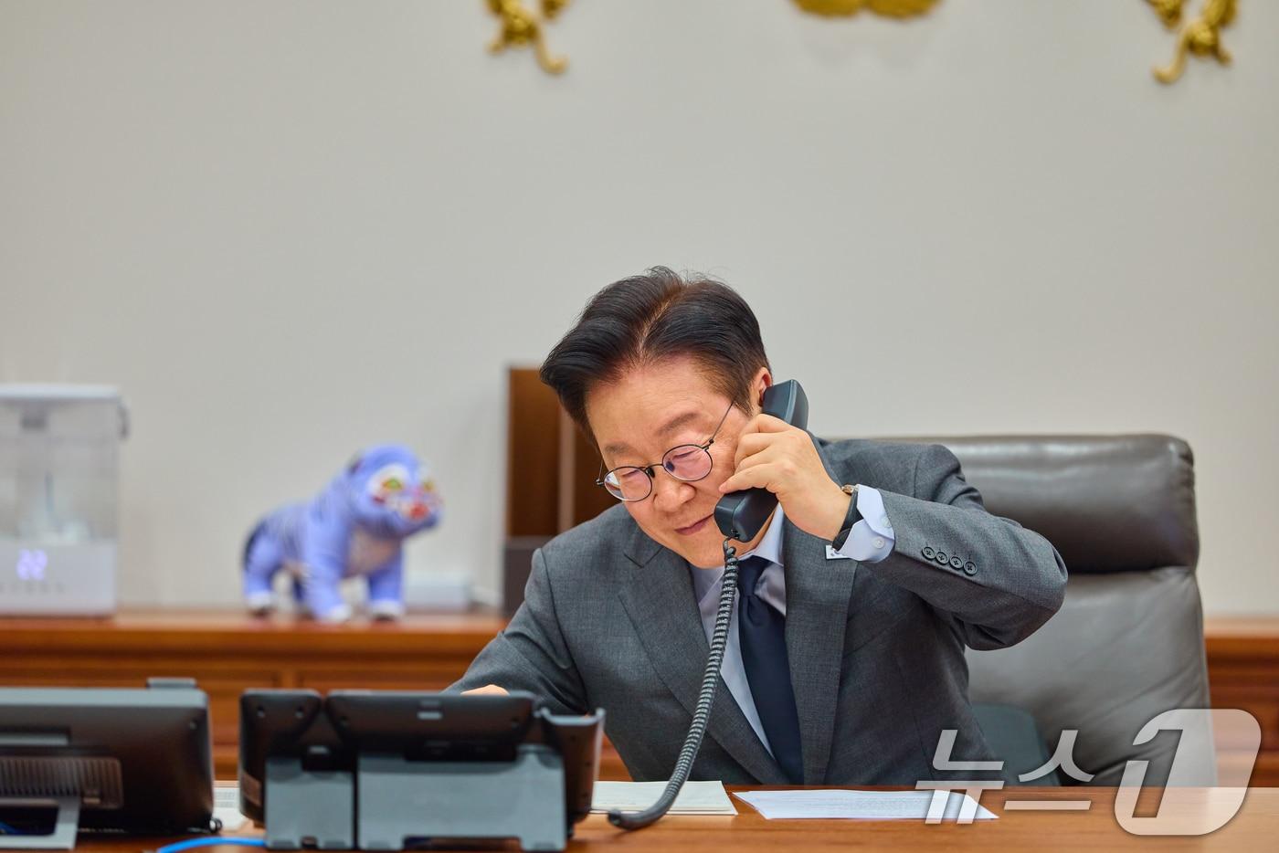 본문 이미지 - 이재명 대통령이 20일 서울 청와대에서 타밈 빈 하마드 알 싸니 카타르 국왕과 전화 통화를 하고 있다. (청와대 제공. 재판매 및 DB 금지) 2026.1.20/뉴스1 ⓒ News1 허경 기자