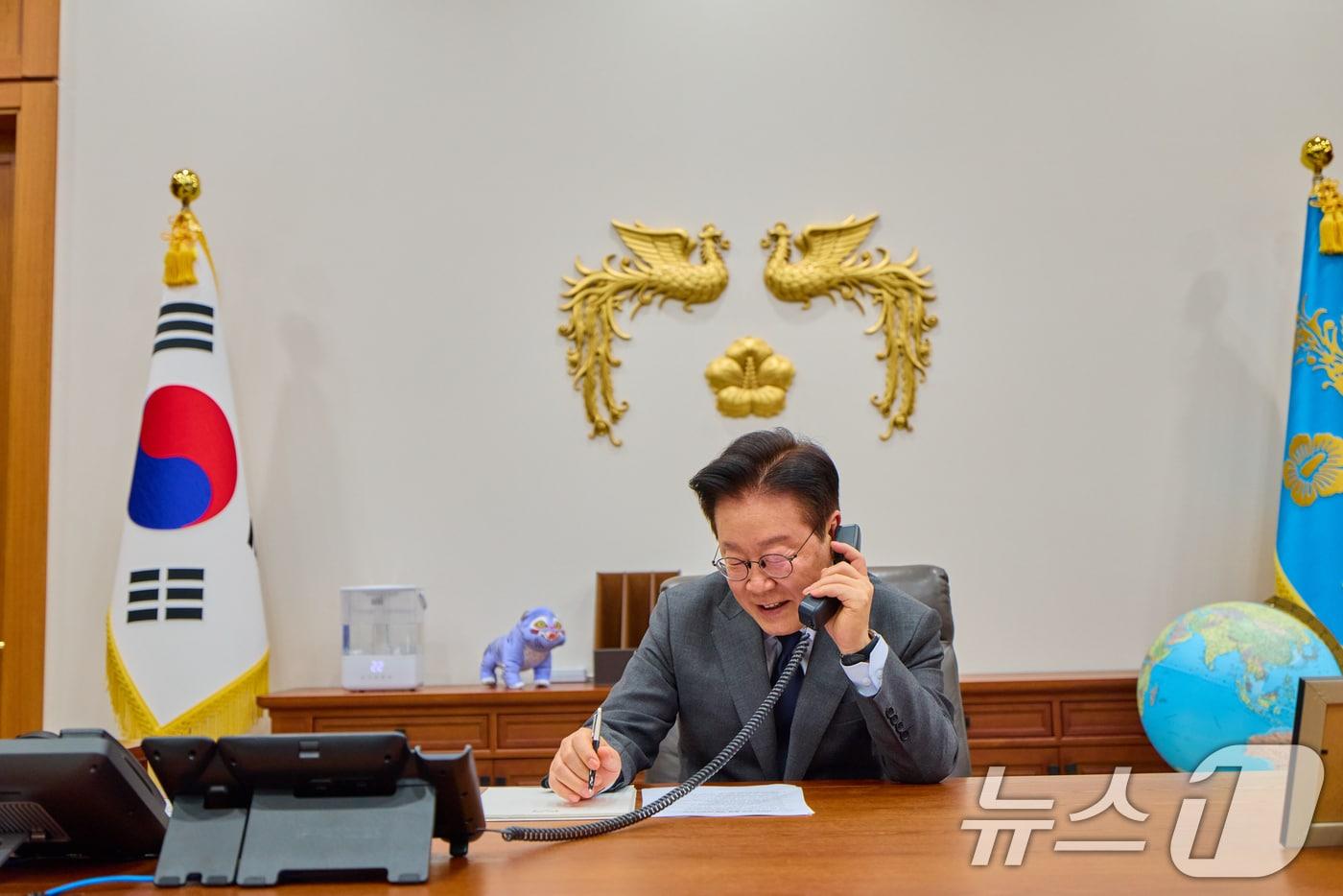 본문 이미지 - 이재명 대통령이 지난 20일 서울 청와대에서 타밈 빈 하마드 알 싸니 카타르 국왕과 전화 통화를 하고 있다. (청와대 제공. 재판매 및 DB 금지) 2026.1.20/뉴스1 ⓒ News1 허경 기자