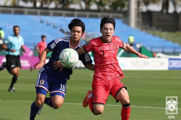 본문 이미지 - 20일(한국시간) 사우디아라비아 제다의 킹 압둘라 스포츠 시티 홀 스타디움에서 열린 2026 아시아축구연맹(AFC) 23세 이하(U-23) 아시안컵 한국과 일본의 4강전에서 대한민국 배현서가 수비하고 있다. (대한축구협회 제공. 재판매 및 DB 금지) 2026.1.20/뉴스1