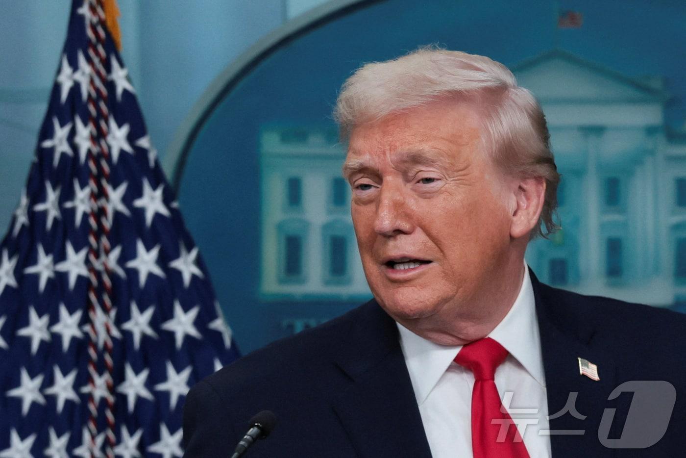 본문 이미지 - 도널드 트럼프 미국 대통령이 20일(현지시간) 두 번째 임기 1주년을 맞아 워싱턴DC 백악관에서 직접 브리핑을 주재하고 있다. 2026.01.20. ⓒ 로이터=뉴스1 ⓒ News1 류정민 특파원