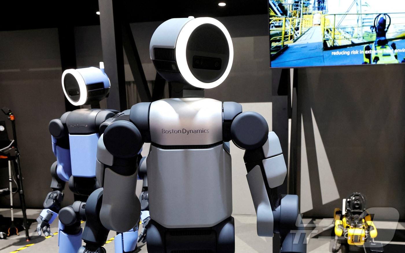 본문 이미지 -  6일(현지시간) 미국 네바다주 라스베이거스에서 열린 세계 최대 가전·IT 전시회 ‘CES 2026’ 현대자동차그룹 전시관에서 보스턴 다이내믹스의 차세대 전동식 휴머노이드 로봇 ‘아틀라스(Atlas)’가 관람객들에게 공개되고 있다. 2026.01.06 ⓒ 로이터=뉴스1