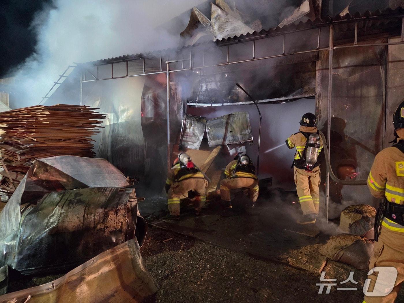 본문 이미지 - 천안 동남구 수신면 목공소 화재 현장. (천안동남소방서 제공, 재판매 및 DB금지) / 뉴스1 