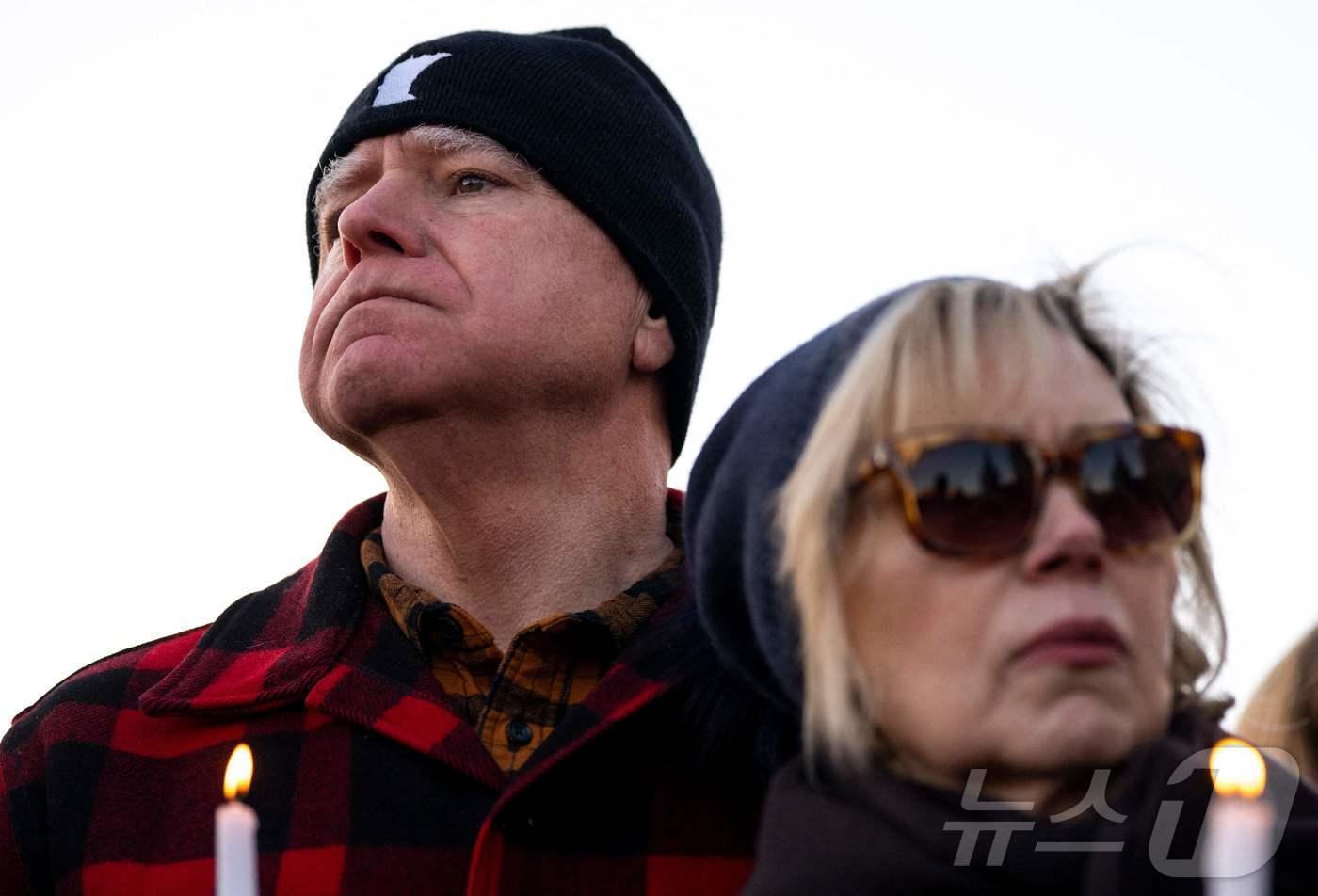 본문 이미지 - 팀 월즈 미네소타 주지사가 아내 그웬 여사와 함께 9일 미네소타주 세인트폴 거리로 나와 전날 연방 요원의 총격에 숨진 르네 굿을 추모하는 시위에 나서고 있다. 2026.1.9 ⓒ AFP=뉴스1 ⓒ News1 강민경 기자