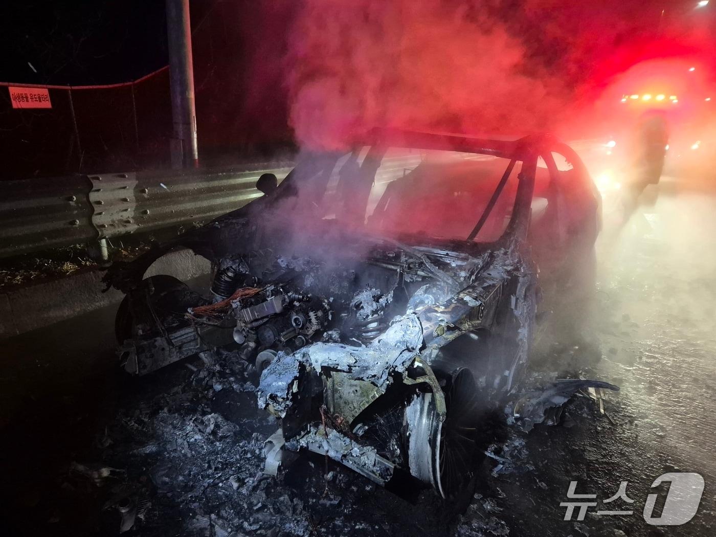 본문 이미지 - 부여 서천공주고속도로 차량 화재 현장. (부여소방서 제공, 재판매 및 DB금지) / 뉴스1  