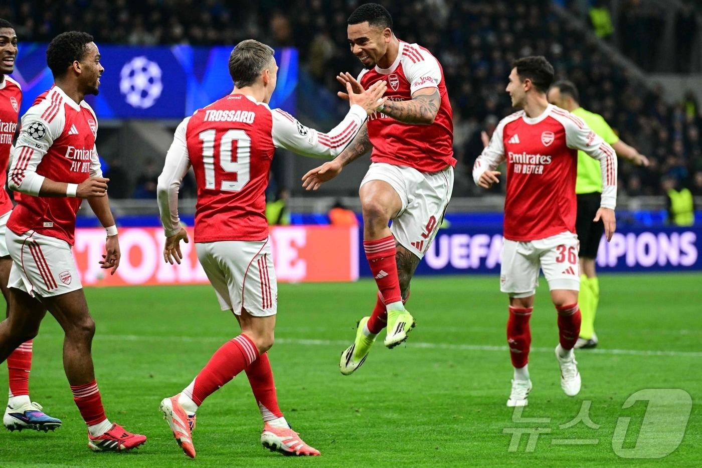 본문 이미지 - 아스널이 21일(한국시간) 이탈리아 밀라노에서 열린 2025-26 UEFA 챔피언스리그 리그 페이즈 7차전에서 인터 밀란을 3-1로 제압했다. ⓒ AFP=뉴스1
