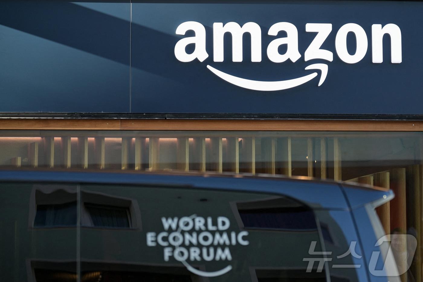 본문 이미지 - 20일(현지시간) 스위스 다보스에서 열린 제56회 세계경제포럼(WEF) 연례회의에 아마존 로고가 전시돼 있다. 2026.01.20. ⓒ 로이터=뉴스1 ⓒ News1 윤다정 기자