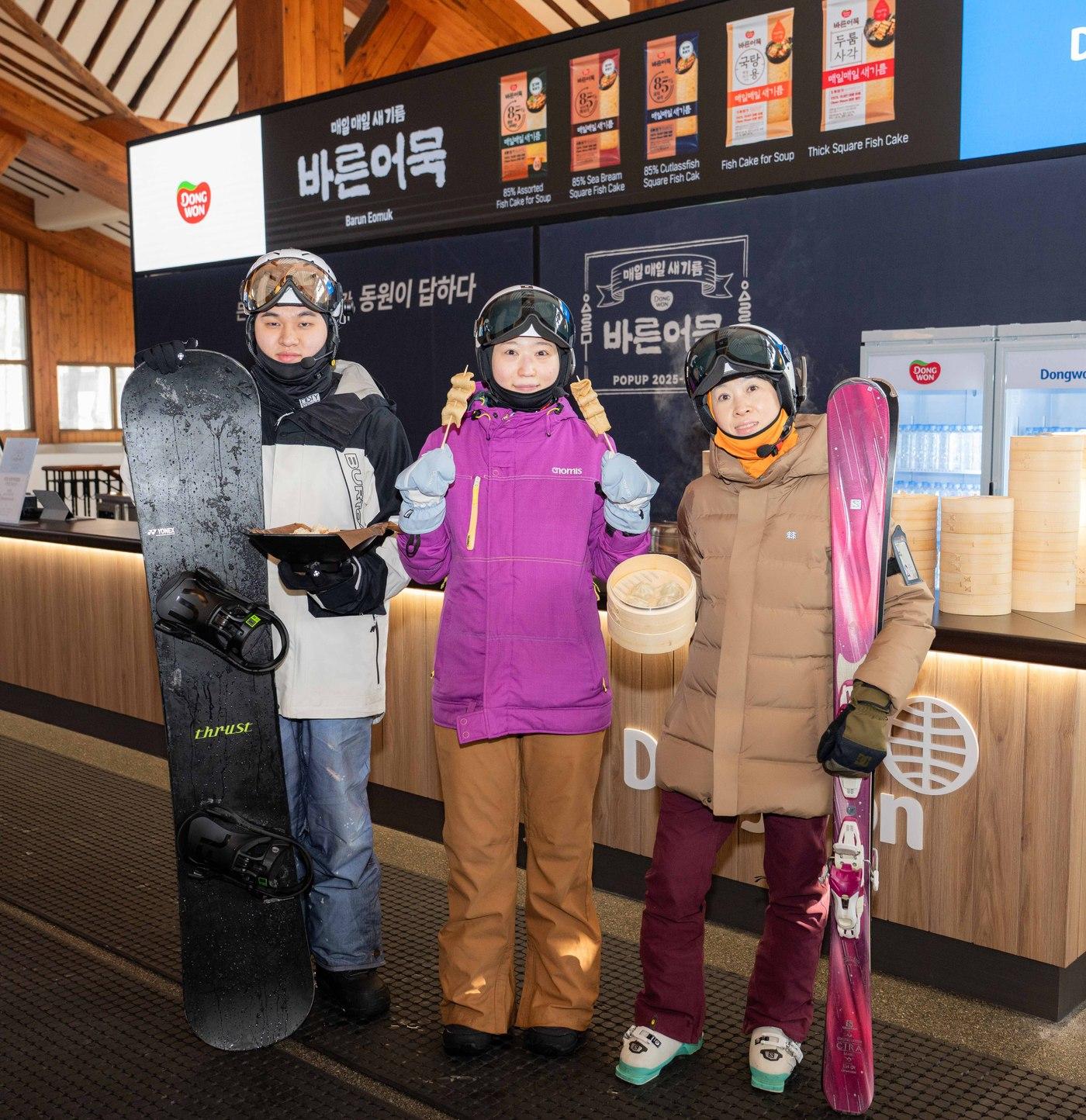 본문 이미지 - 모나용평 스키장에 '바른어묵' 팝업스토어 방문객이 어묵을 들고 있는 모습.(동원F&B 제공)