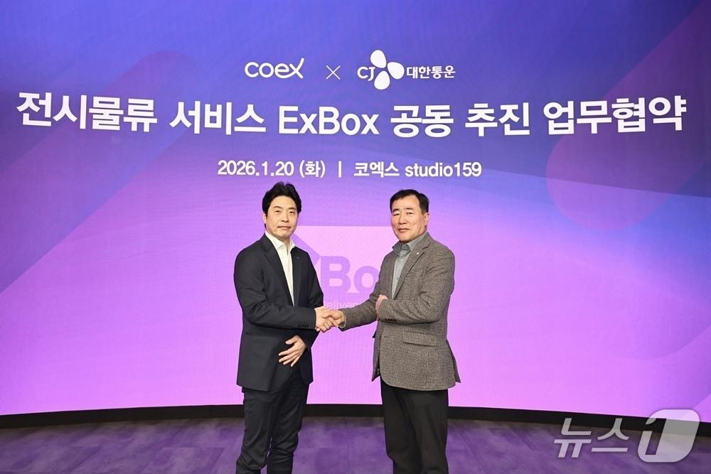 본문 이미지 - 20일 코엑스에서 열린 전시물류 서비스 ‘ExBox’ 공동 추진 업무협약 행사에서 최갑주 CJ대한통운 더운반그룹장(오른쪽)과 김동욱 코엑스 베뉴사업본부장이 기념사진을 찍고 있다. (CJ대한통운 제공)