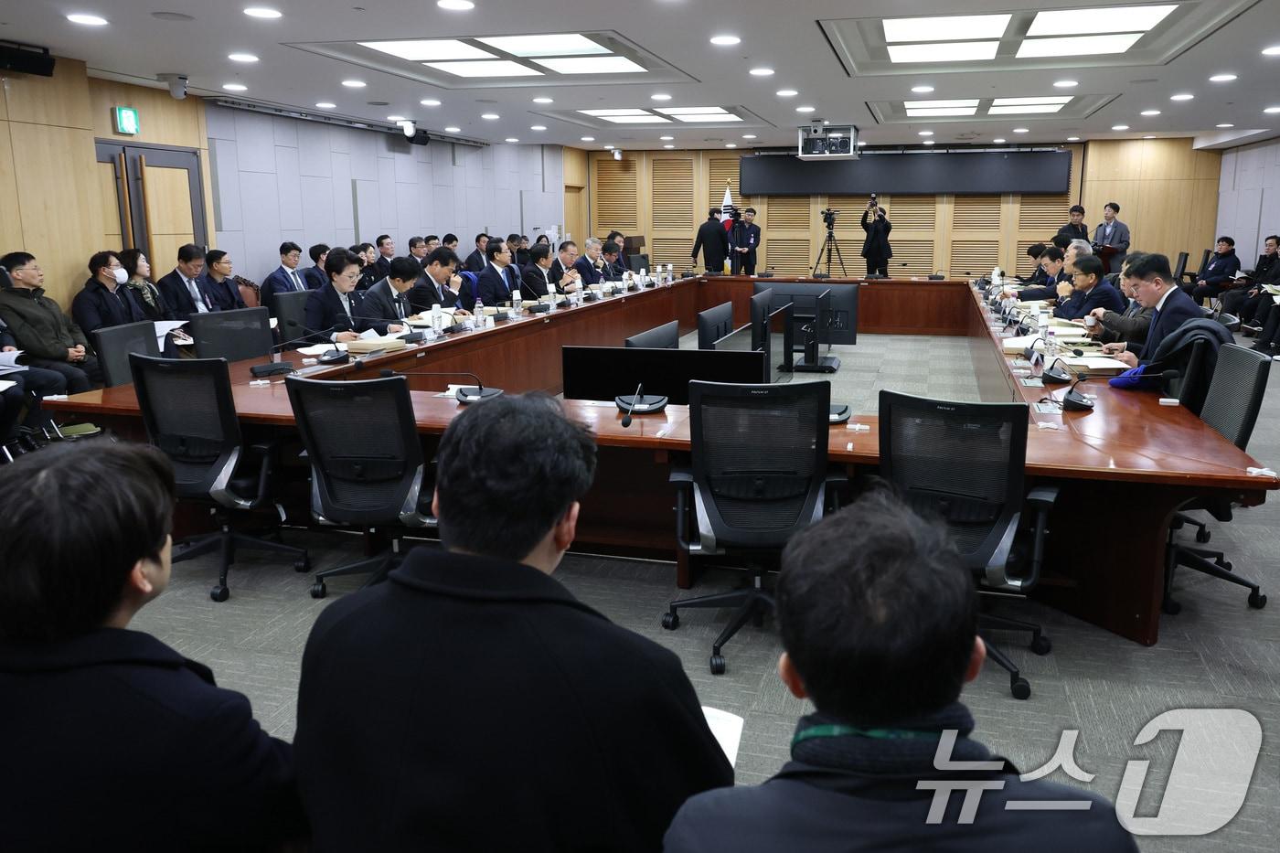 본문 이미지 - 강기정 광주시장과 김영록 전남도지사가 21일 서울 여의도 국회에서 열린 광주·전남 통합 관련 조찬 간담회에 참석하고 있다. 2026.1.21/뉴스1 ⓒ News1 신웅수 기자