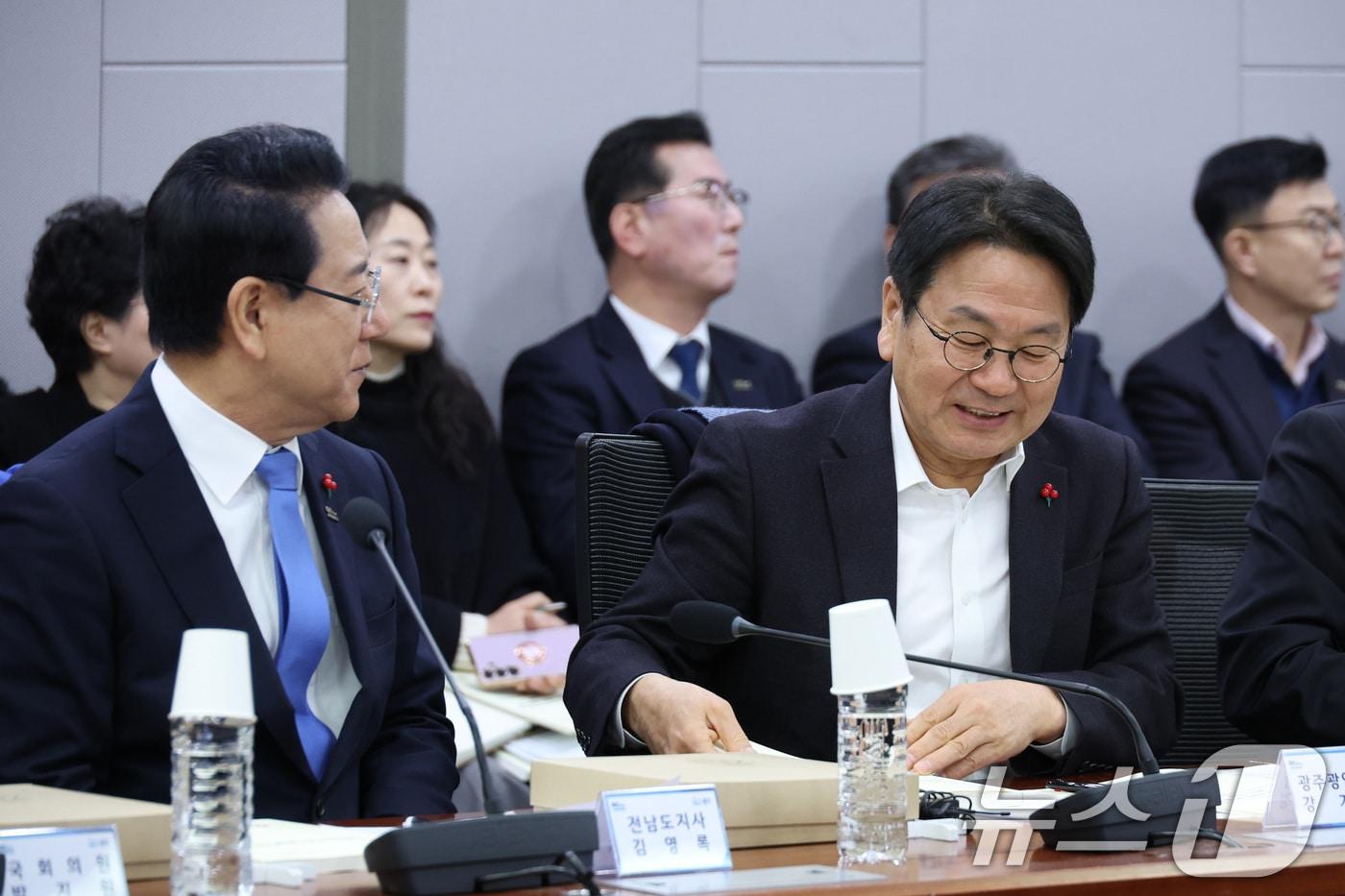 본문 이미지 - 강기정 광주시장과 김영록 전남도지사가 21일 서울 여의도 국회에서 열린 광주·전남 통합 관련 조찬 간담회에서 대화하고 있다. 2026.1.21/뉴스1 ⓒ News1 신웅수 기자