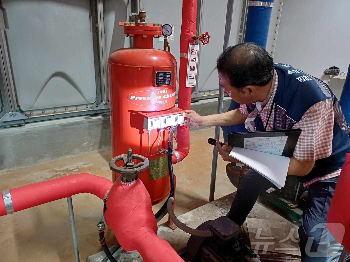 본문 이미지 - 경북도가 21일 대구경북지방중소벤처기업청, 소상공인시장진흥공단 등과 함께 소방안전등급 D·E등급을 받은 전통시장에서 합동점검을 벌인다.(경북도 제공. 재판매 및 DB금지) /뉴스1