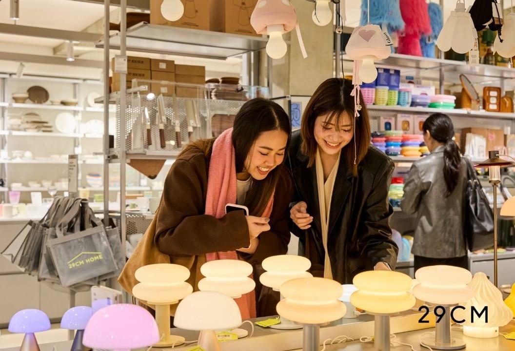 본문 이미지 - 이구홈 성수서 '일광전구 '브랜드를 보고 있는 외국인 관광객(29CM 제공)