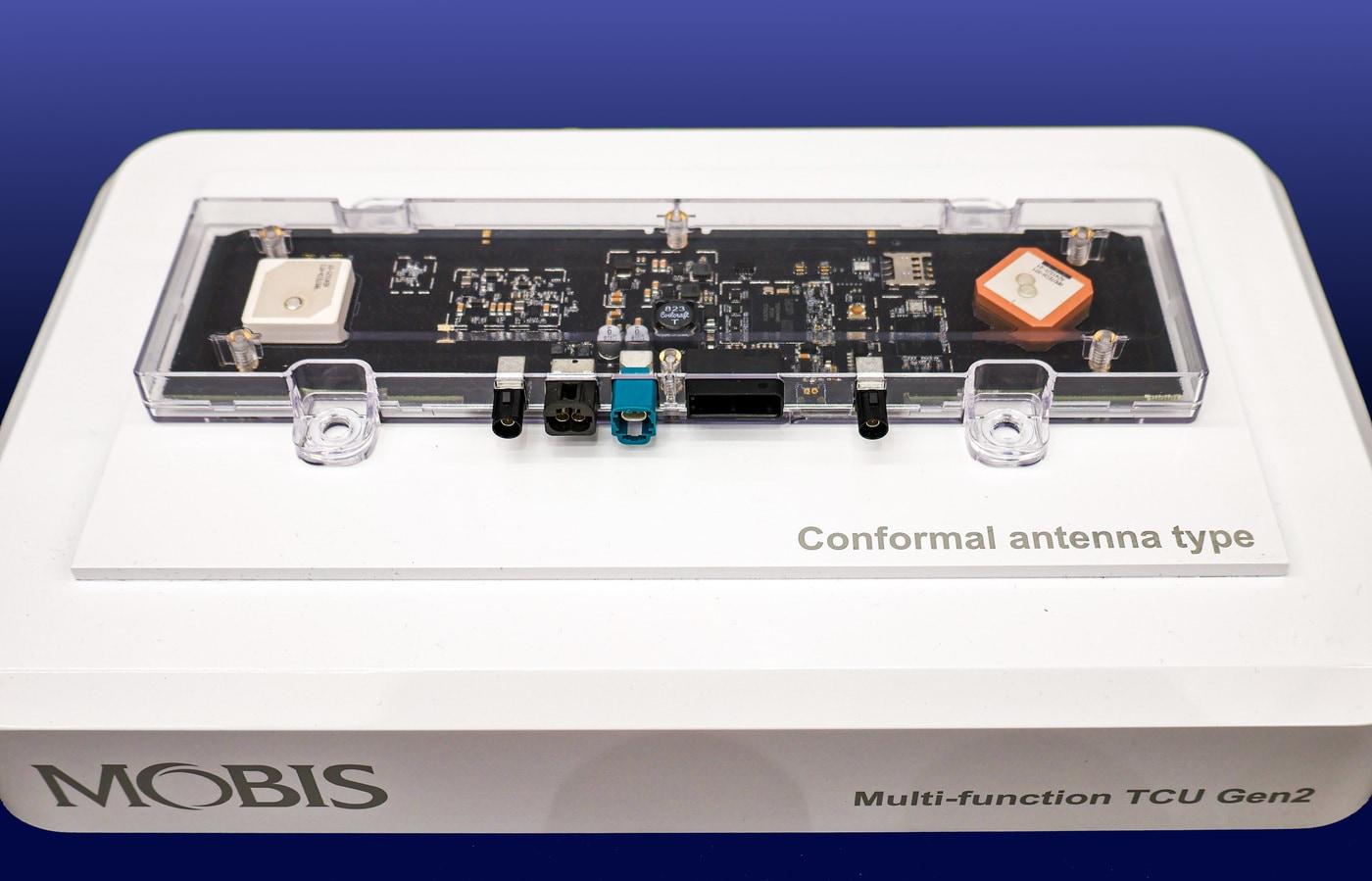 본문 이미지 - 현대모비스가 개발하는 5G 무선통신 기반 안테나 일체형 텔레매틱스 루션(MTCU) 전시품(자료사진. 현대모비스 제공). 2026.01.21.